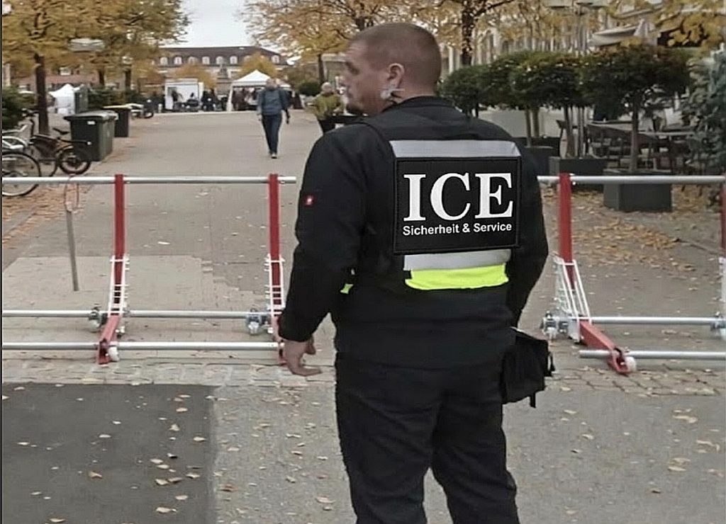 Sicherheitsmitarbeiter von ICE am Absperrpunkt in einer Fußgängerzone