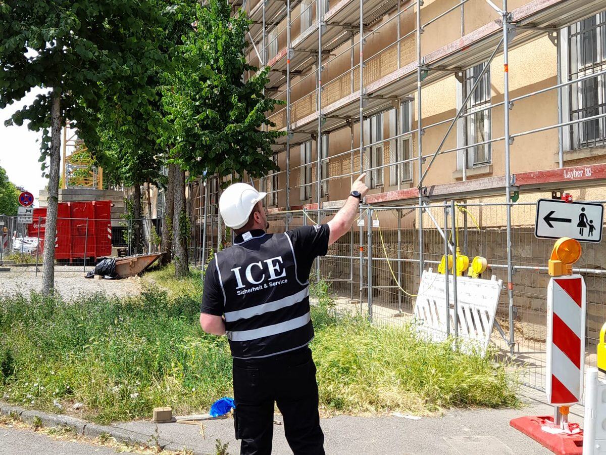 Sicherheitsmitarbeiter von ICE beim Kontrollgang entlang der Baustellenabsperrung