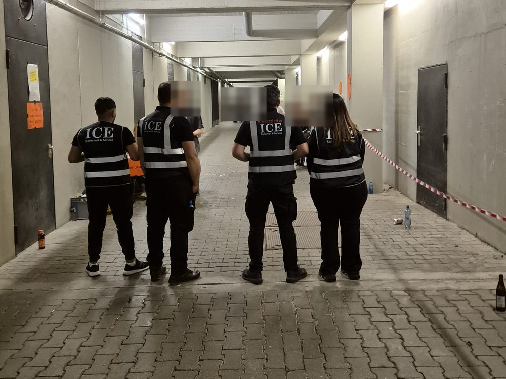 Team von ICE Sicherheit & Service bei der Besuchersteuerung im Zugangsbereich einer Veranstaltung