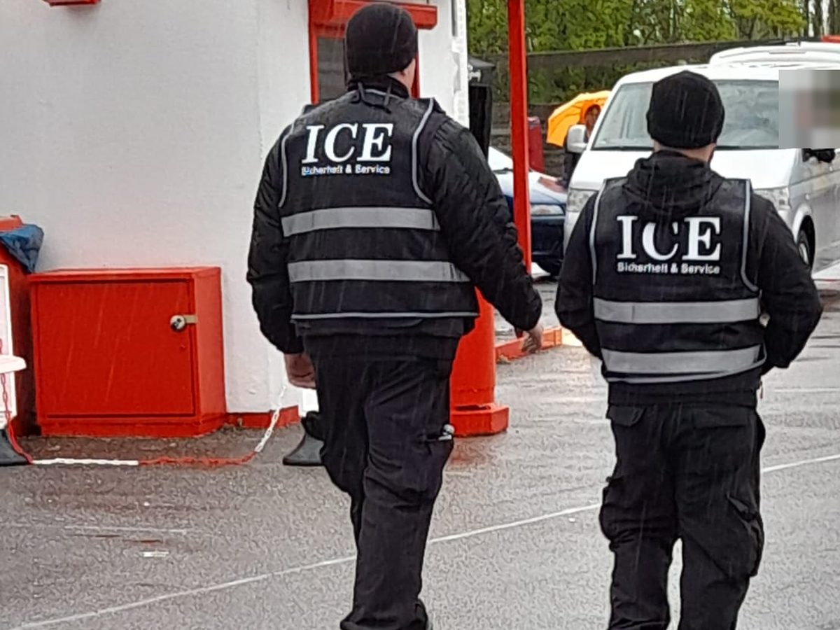 Zwei Sicherheitsmitarbeiter von ICE beim Revierdienst-Streifengang auf einem Betriebsgelände